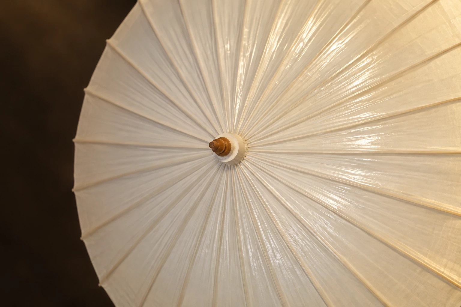 Plain ivory canopy with a turned wooden crown, illustrated from the SHENGHE umbrella reference.